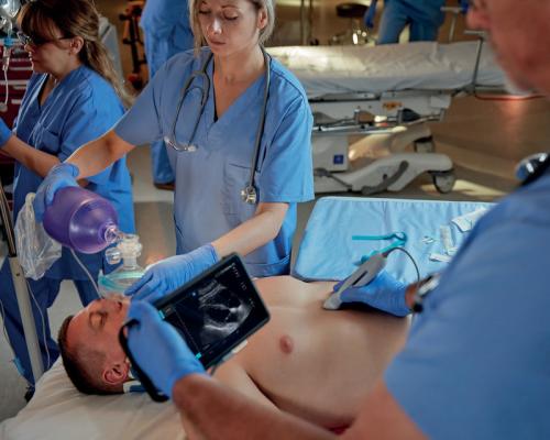 SonoSite iViz手持式超聲儀適合用戶(hù)的手掌。 在床邊和現場(chǎng)惡劣的臨床環(huán)境中，它都能提供快速解答。 它結合了卓越的成像性能，超機動(dòng)性和單手操作，同時(shí)允許操作員與同事協(xié)作并共享信息。 ＃RSNA19 #RSNA＃RSNA2019 #POCUS